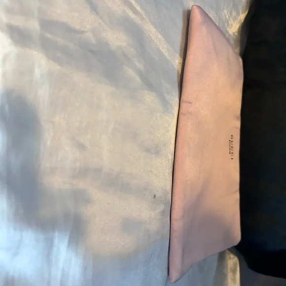 Gucci Bloom Beauty Pink Silky Cosmetic Pouch with Burgundy floral pattern.
